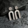 Boucles d'oreilles en argent 925 millièmes de forme géométrique avec fermoirs poussettes.