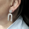 Boucles d'oreilles en argent 925 millièmes de forme géométrique avec fermoirs poussettes.